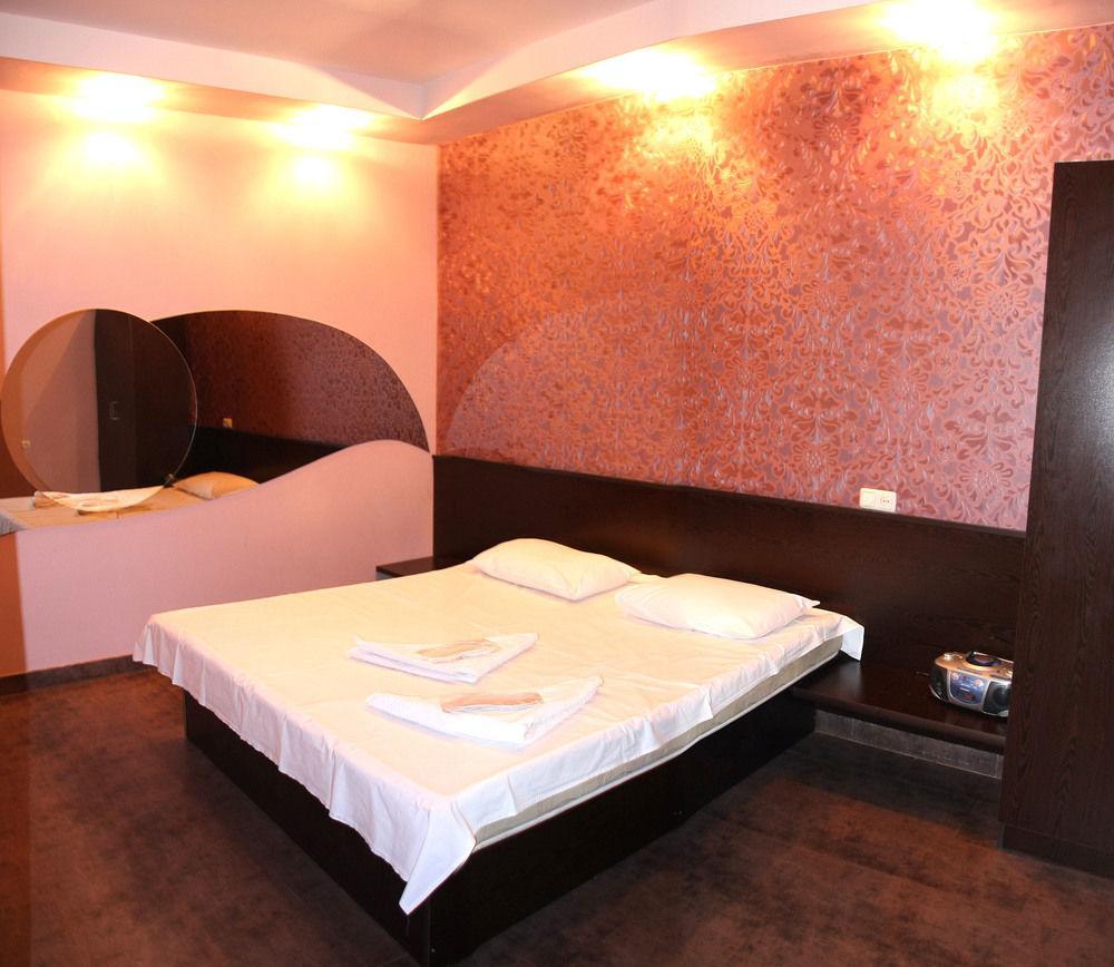Jasmin Apt With Balcony At Republic Square & Ruben Tours Yerevan Exterior photo