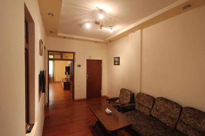 Jasmin Apt With Balcony At Republic Square & Ruben Tours Yerevan Exterior photo